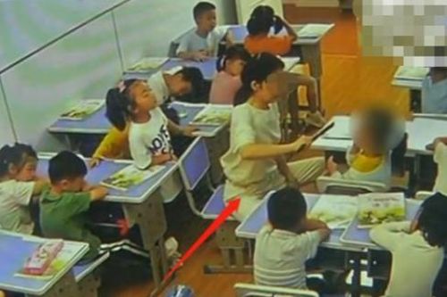 Cô giáo Trung Quốc đánh trẻ mầm non trong 8 phút