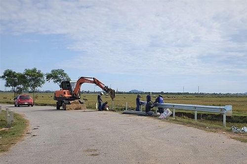 Hà Tĩnh: Người dân ám ảnh khúc cua 'tử thần', các cơ quan chức năng có chậm trễ trong việc lắp hộ lan?