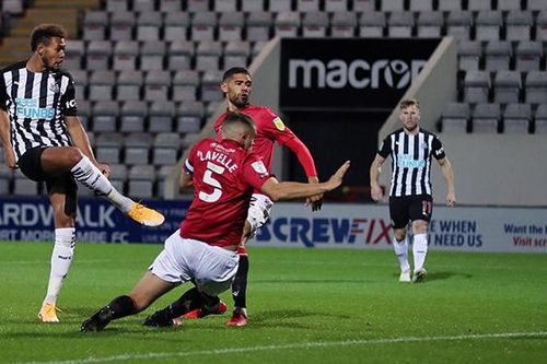 Tiền đạo Newcastle bỏ lỡ cơ hội không tưởng