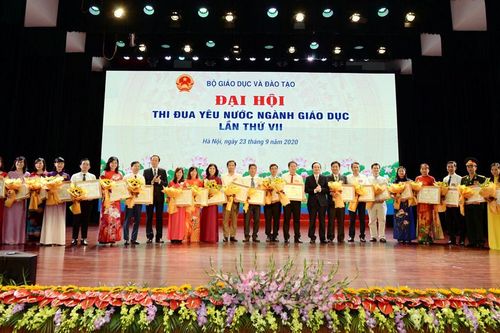 Vinh danh gần 400 tập thể, cá nhân xuất sắc trong ngành giáo dục