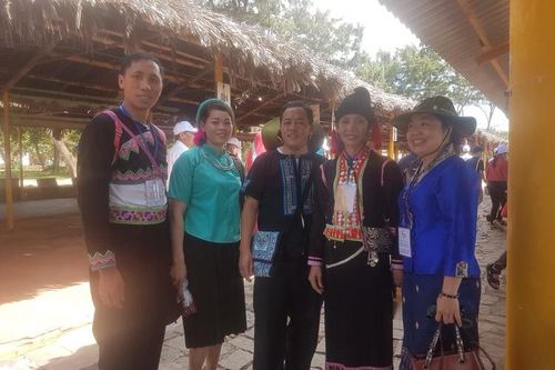 Đoàn đại biểu già làng, trưởng bản tiêu biểu các tỉnh biên giới phía Bắc tham quan biển Vũng Tàu