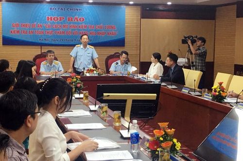 Hải quan đề nghị 'kiêm' luôn kiểm tra an toàn thực phẩm