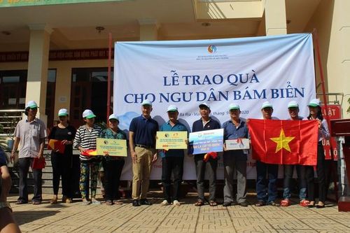 Trao tặng cờ Tổ quốc và quà đến ngư dân ở TP Vũng Tàu