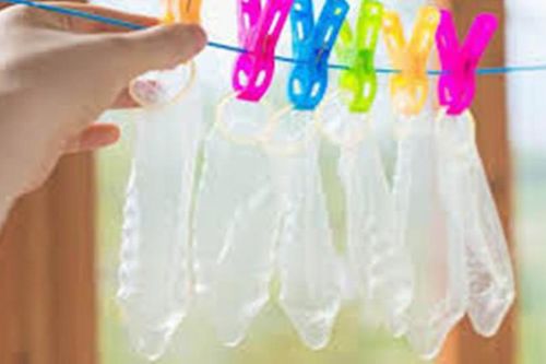 Rước trăm thứ bệnh khi tái sử dụng bao cao su