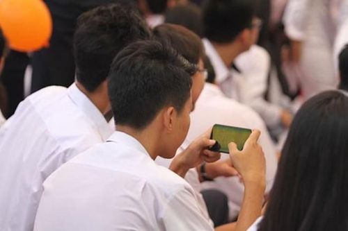 Tranh luận học sinh dùng điện thoại trong lớp: Phản đối vì sợ?