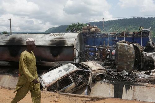 Nigeria: Xe bồn mất phanh, phát nổ giữa đường đoạt mạng 23 người