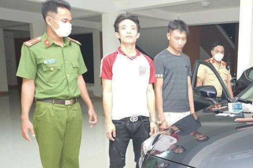 Truy đuổi 40km bắt giữ 2 đối tượng đi ô tô dương tính với ma túy