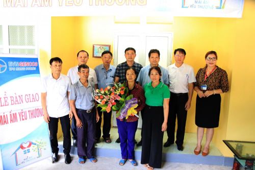 Công ty Nhiệt điện Mông Dương trao tặng mái ấm tình thương cho hộ nghèo