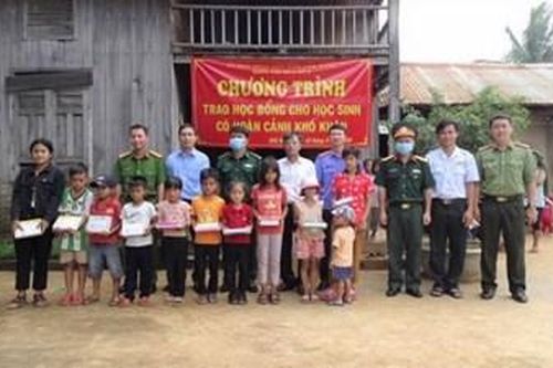 VKSND tỉnh Đắk Nông và khối thi đua số 9 tặng học bổng học sinh có hoàn cảnh khó khăn