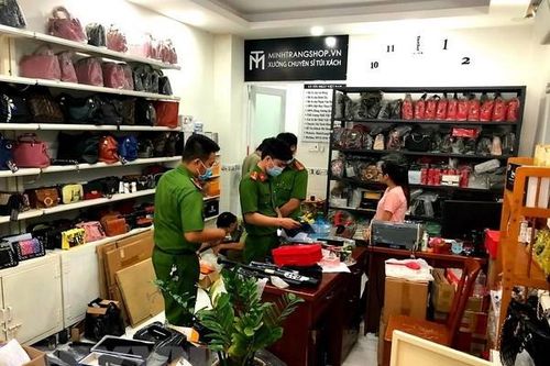 TP Hồ Chí Minh phát hiện kho hàng lậu công cụ hỗ trợ lớn