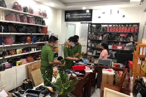 Phát hiện kho hàng công cụ hỗ trợ cùng nhiều túi xách giả thương hiệu nổi tiếng