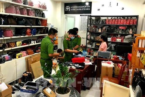 TP HCM phát hiện kho hàng lậu công cụ hỗ trợ có cả áo giáp chống đạn