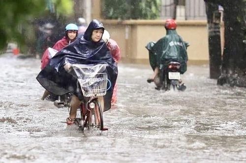 Mưa lớn khiến nhiều tuyến đường tại TP.HCM bị ngập