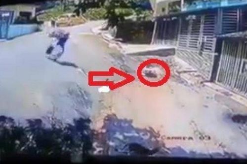 Biker bỏ xe, lao nhanh như chớp để cứu tính mạng bé sơ sinh