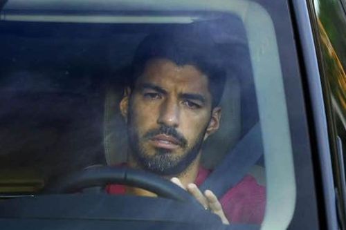 Luis Suarez bật khóc sau buổi tập cuối cùng trước khi rời Barca