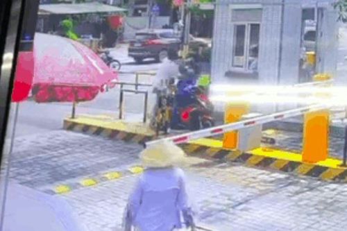 Clip: Bị nhắc nhở khi lùi xe đụng trúng người khác, tài xế lao vào hành hung dã man người phụ nữ
