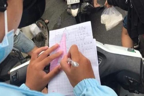 Đường kẹt cứng vì đông xe cộ, nữ sinh vẫn ung dung làm hành động này khiến CĐM cười ngất