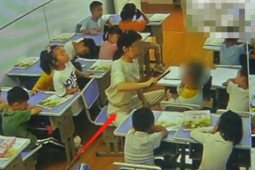 Cô giáo dùng thước đánh vào mặt bé gái 5 tuổi suốt 8 phút, lời bào chữa của nhà trường gây phẫn nộ