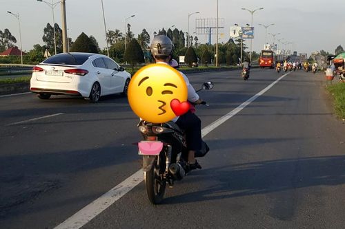 Hành động nhỏ của người cha trên đường chở con đi học chứa cả bầu trời tình thương khiến nhiều người rưng rưng