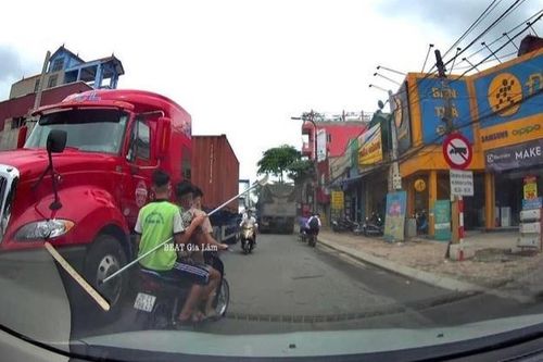 Xác minh nhóm thanh niên ngang nhiên cầm dao phóng lợn ra đường để đi giải quyết mâu thuẫn