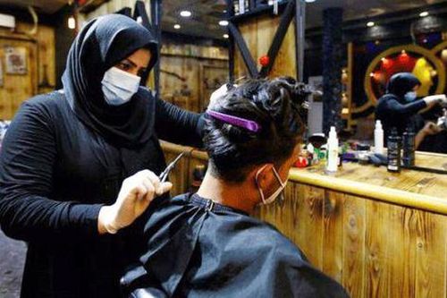 Người phụ nữ đầu tiên làm nghề cắt tóc nam tại miền Nam Iraq