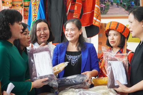 Khai mạc các gian trưng bày giới thiệu sản phẩm của hội viên, phụ nữ tỉnh Hà Giang
