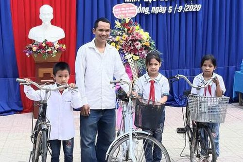 Những chiếc xe đạp nghĩa tình tiếp sức học sinh nghèo đến trường