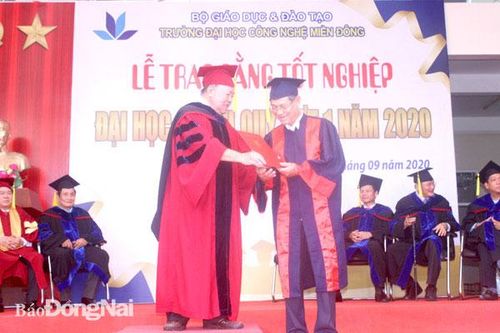 Nhận bằng dược sĩ đại học ở tuổi 63