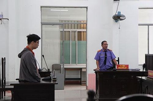 Thuê phòng, tiện thể... trộm thẻ thanh toán