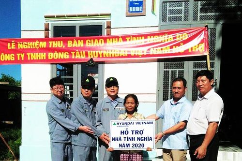 Trao nhà tình nghĩa cho các hộ gia đình khó khăn