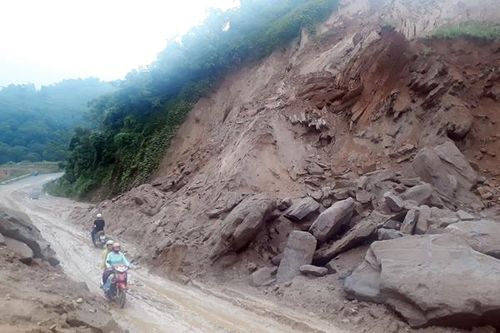 Bất chấp nguy hiểm, người dân vẫn đi vào đường sạt lở