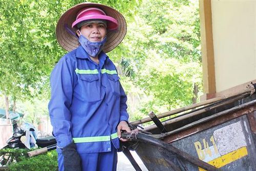 Công nhân vệ sinh môi trường 'Giỏi việc nước, đảm việc nhà'