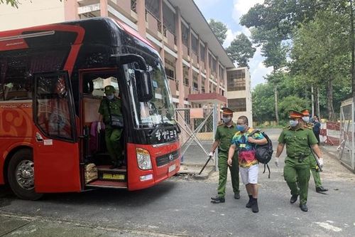 Công an Tây Ninh bàn giao 40 người Trung Quốc nhập cảnh trái phép
