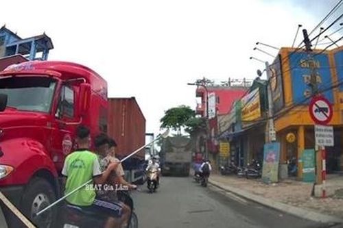Nghênh ngang cầm dao phóng lợn đi tìm 'đối thủ'
