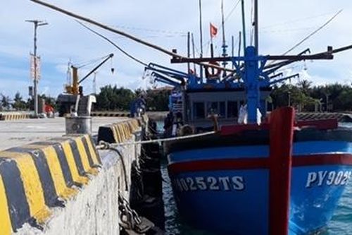 Hải quân đảo Sinh Tồn kịp thời cứu tàu cá của ngư dân