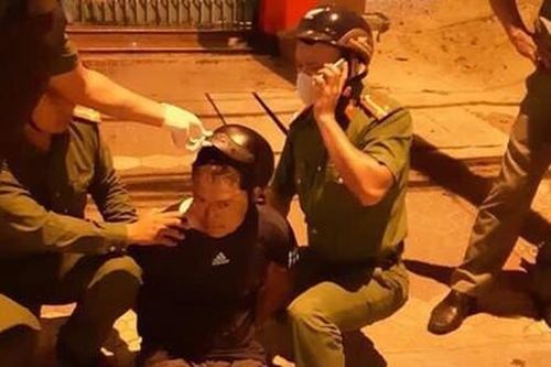 Cho bạn bị bệnh tâm thần ngủ nhờ, nửa đêm lên cơn đâm gia chủ trọng thương