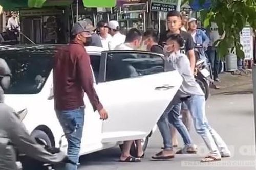 Thanh niên bị nhóm người 'bắt cóc' giữa ban ngày, bạn lao ô tô tới giải cứu