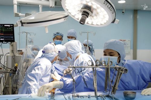 Thực hiện cùng lúc 2 ca mổ tim ở bệnh nhân lớn tuổi có nhiều bệnh nền