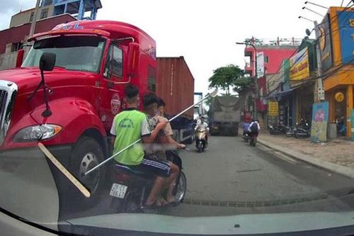 Làm rõ nhóm thanh niên cầm hung khí gây rối trật tự công cộng