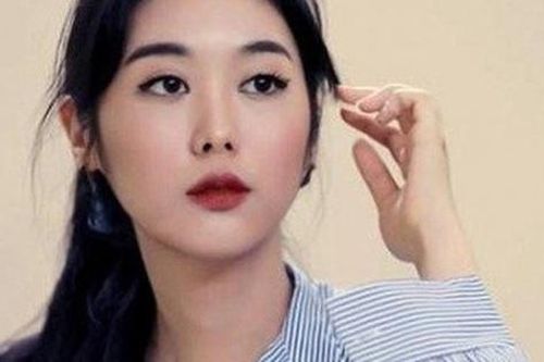 Con rể tương lai vừa bước ra khỏi chiếc xe sang trọng, mẹ chồng tôi lao ra đuổi đi và khi biết lý do bà tức giận, chúng tôi cũng bất bình