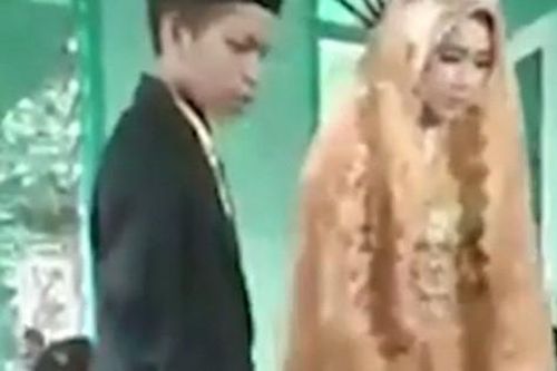 Cặp teen bị ép kết hôn vì hẹn hò sau hoàng hôn