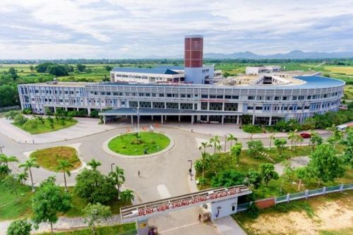 'Né' COVID-19, gia đình bệnh nhân 92 tuổi gửi lời cảm ơn bác sĩ