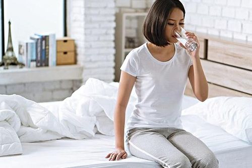 11 lợi ích của uống nước khi đói