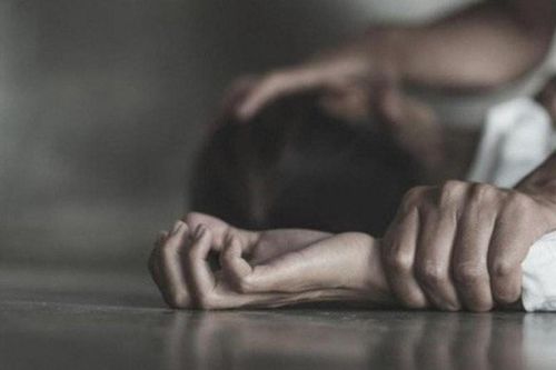 Nữ sinh 12 tuổi bị bảo vệ trường học dở trò đồi bại