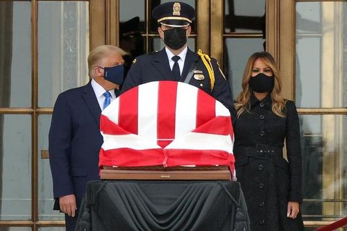Tổng thống Trump bị la ó khi đến viếng cố Thẩm phán Ginsburg