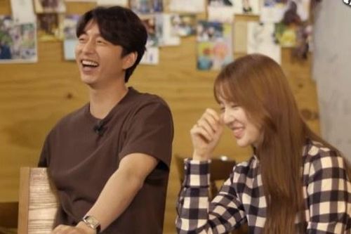 Phản ứng của Gong Yoo và Yoon Eun Hye khi xem lại cảnh hôn