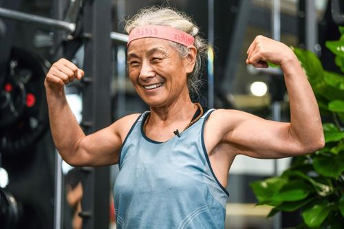 Cụ bà 68 tuổi ở Trung Quốc tập gym mỗi ngày