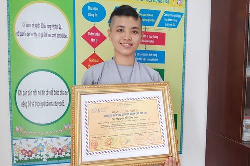 Cô bé mồ côi giật giải 'Cây bút triển vọng'