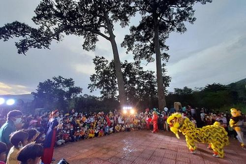 Khánh Hòa: Tặng 500 phần quà cho trẻ em nghèo miền núi vui Tết Trung thu