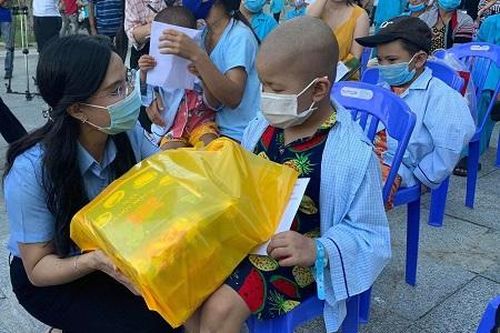 Trung thu ấm áp đến với trẻ em khó khăn tại miền Trung